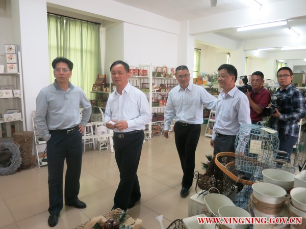 黄强书记到鸿兴工艺厂调研.JPG
