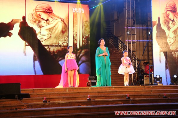 深圳知名歌手孙琪及其二位学生共同演唱《妈妈礼赞》.jpg